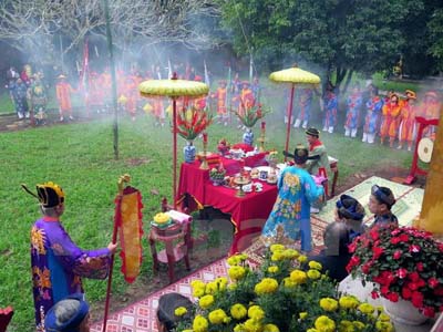 Quang cảnh lễ dựng cây nêu tại Đại Nội, Huế.